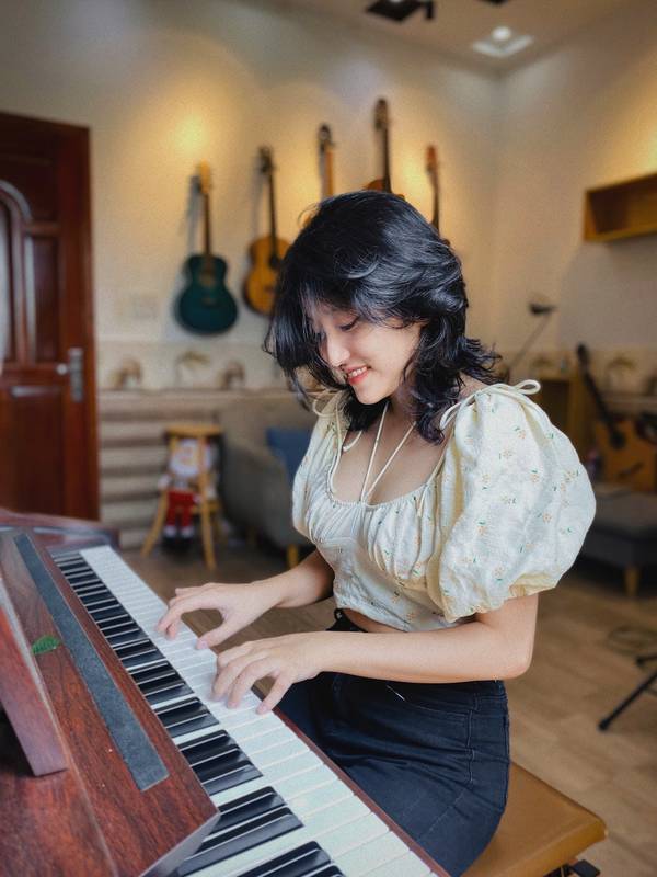 Học viên chơi đàn